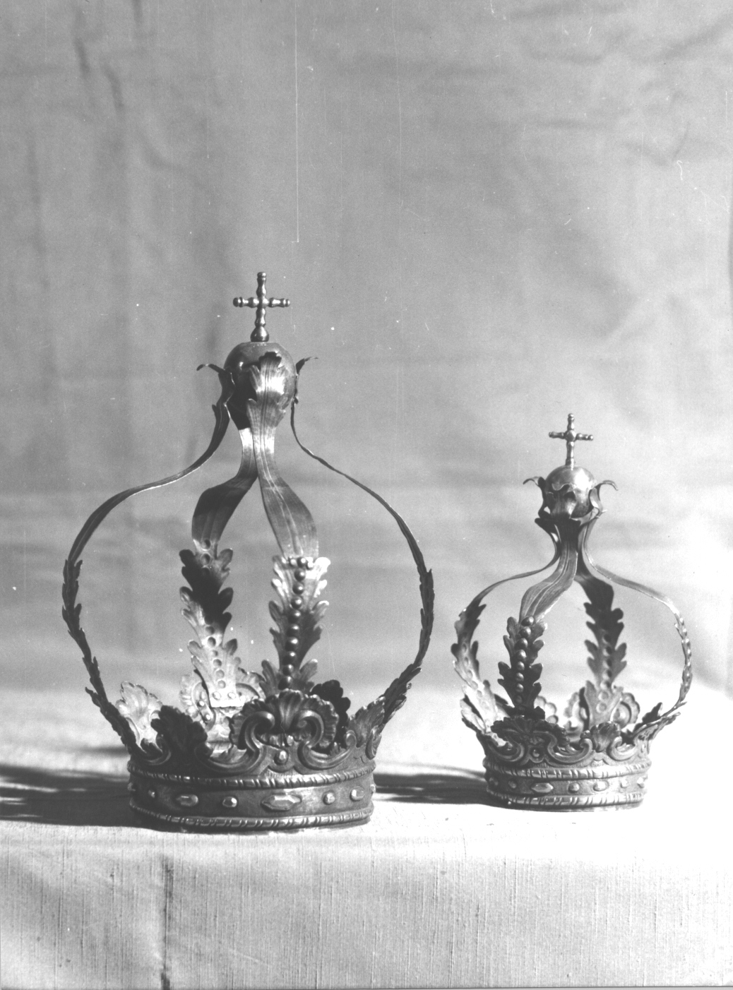 motivi decorativi a volute/ motivi decorativi a foglie d'acanto (corona da statua, coppia) - bottega genovese (sec. XVIII)