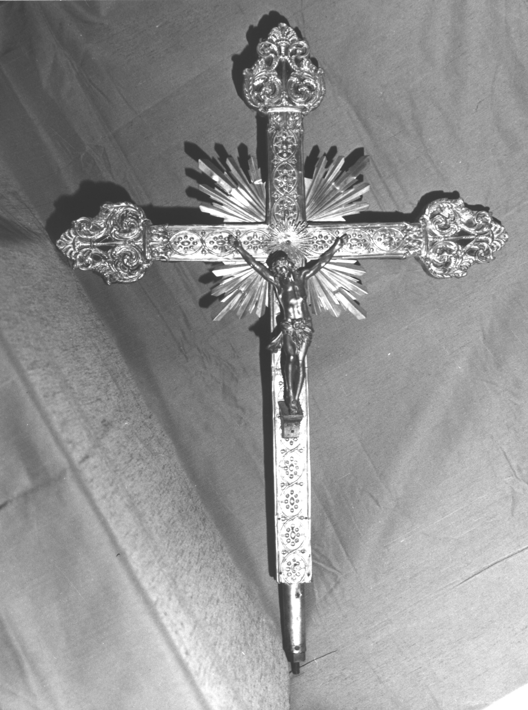 Cristo crocifisso/ motivi decorativi vegetali stilizzati (croce processionale, opera isolata) - bottega genovese (seconda metà sec. XIX)