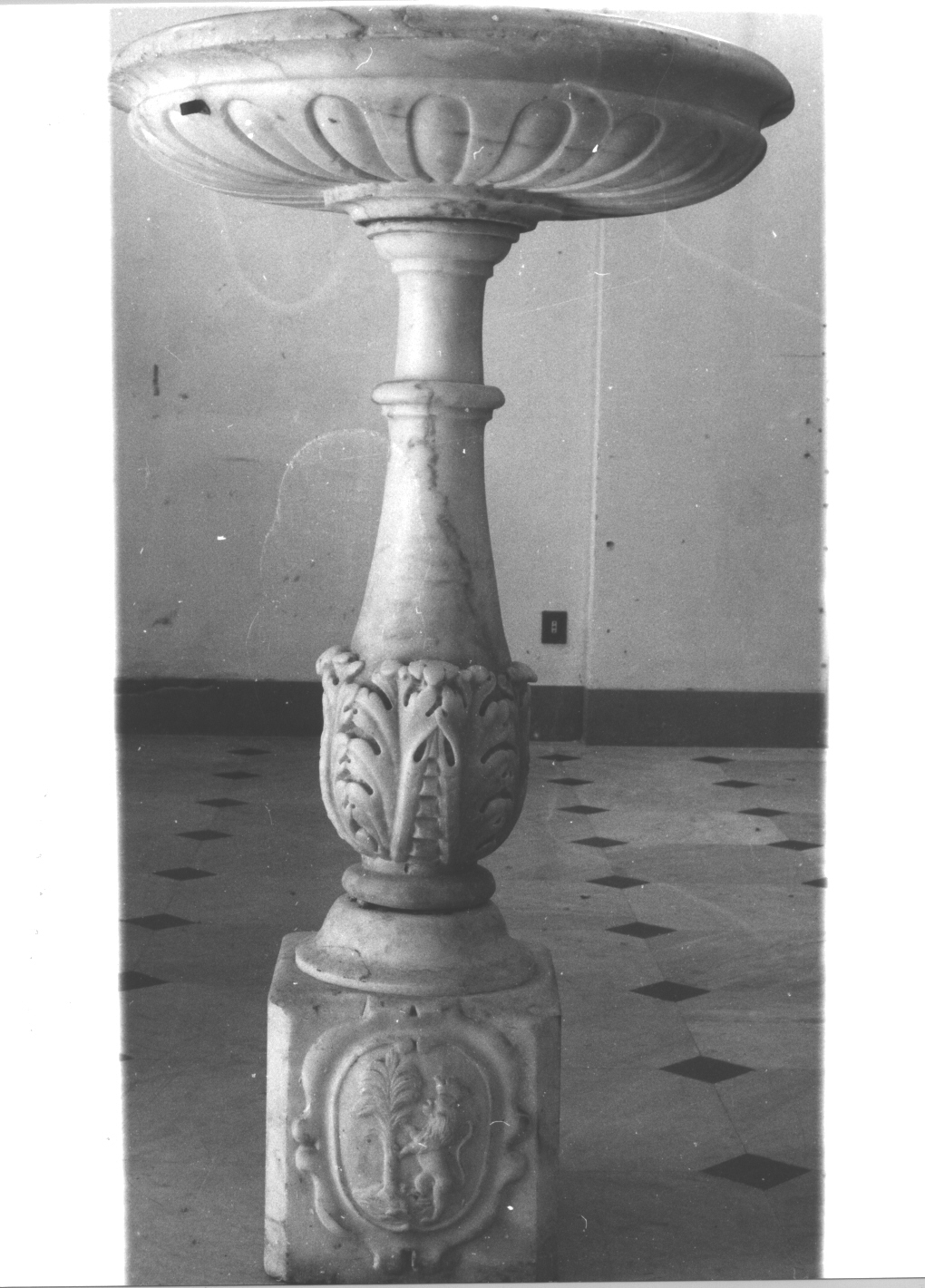 motivi decorativi a foglie d'acanto/ motivi decorativi architettonici (acquasantiera, opera isolata) - bottega italiana (fine sec. XVIII)