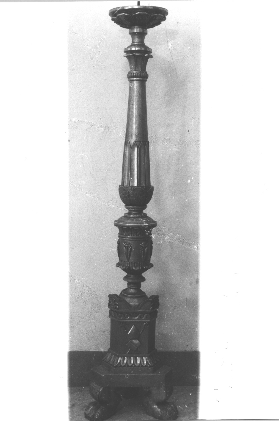 motivo decorativo zoomorfo/ motivi decorativi vegetali stilizzati/ motivi decorativi floreali (candeliere da chiesa, serie) - bottega ligure (prima metà sec. XIX)