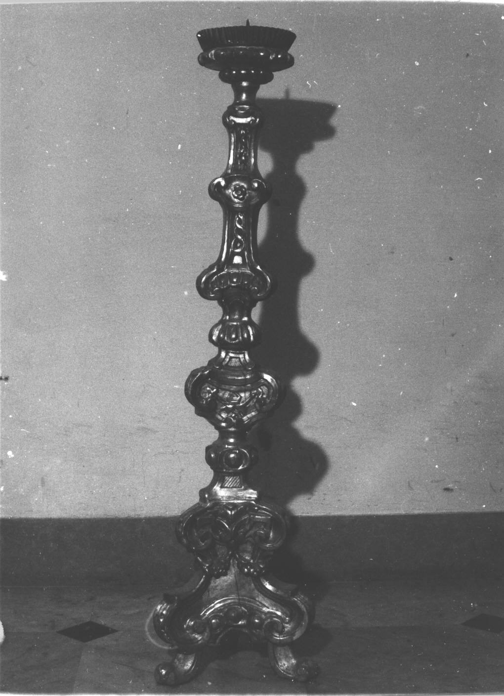 motivi decorativi a volute/ motivi decorativi astratti/ festoni/ motivi decorativi vegetali/ motivi decorativi floreali (candeliere da chiesa, serie) - bottega italiana (sec. XIX)