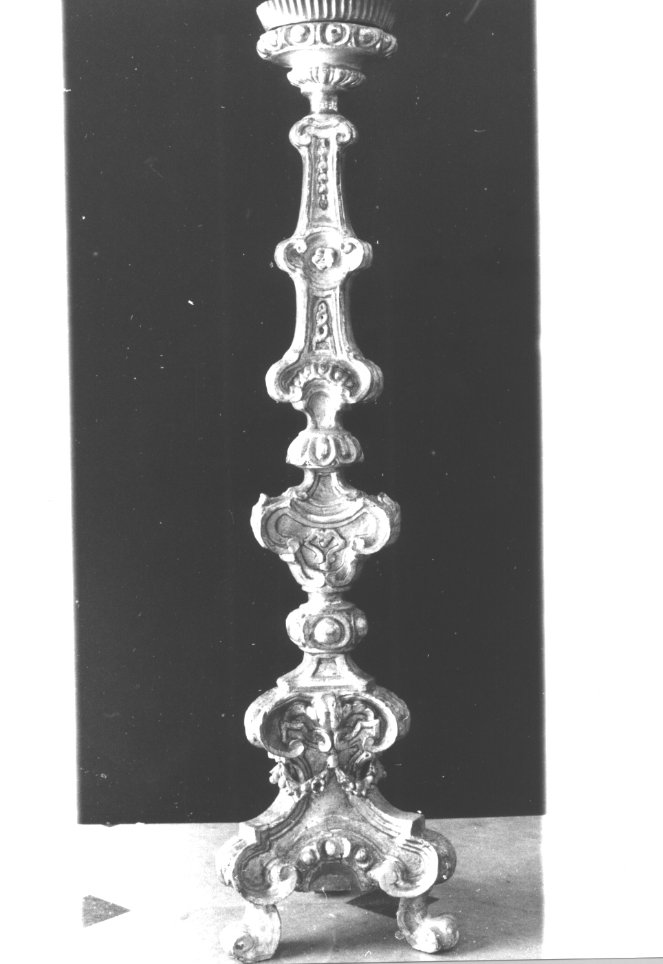 motivi decorativi a volute/ motivi decorativi astratti/ festoni/ motivi decorativi vegetali/ motivi decorativi floreali (candeliere da chiesa, serie) - bottega italiana (sec. XIX)