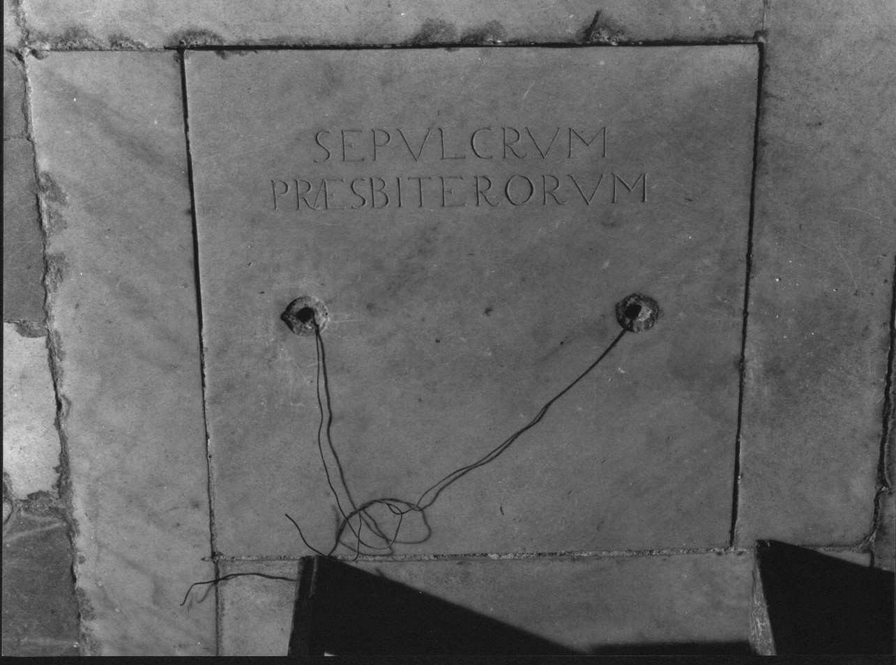 lapide tombale, opera isolata - bottega ligure (secc. XVIII/ XIX)