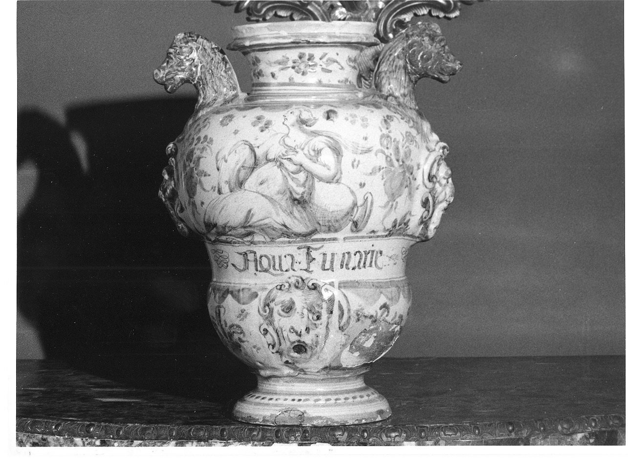 figura femminile seduta/ putto alato (vaso da farmacia, opera isolata) - manifattura di Savona (?) (prima metà sec. XVIII)