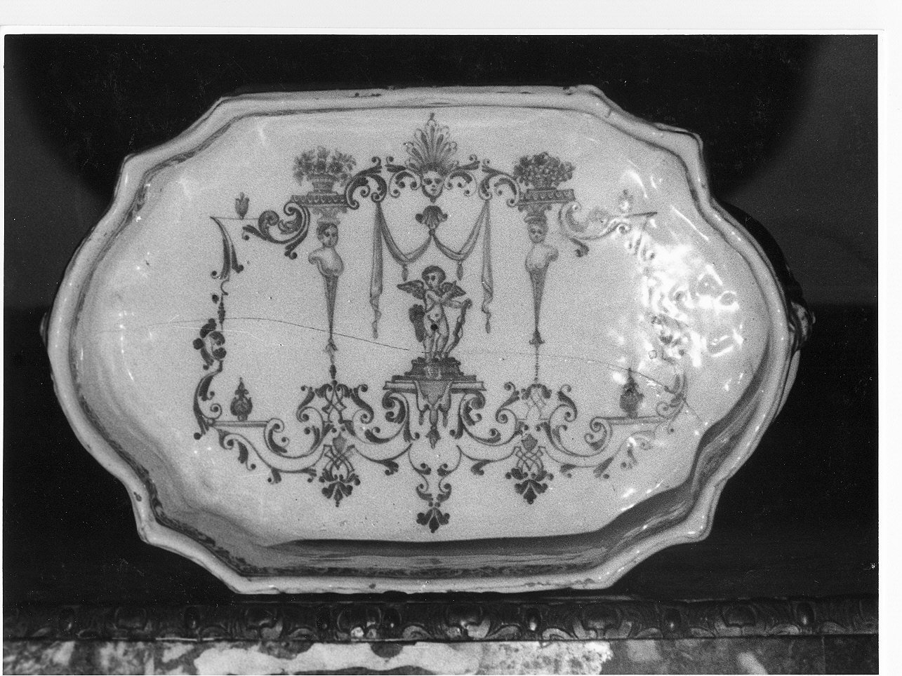 motivi decorativi a grottesche (vassoio, opera isolata) di Ditta Rosetti (bottega) (prima metà sec. XVIII)