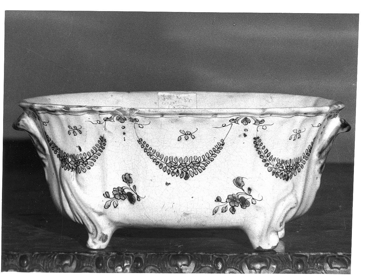 motivi decorativi vegetali (zuppiera, opera isolata) - manifattura ligure (ultimo quarto sec. XVIII)