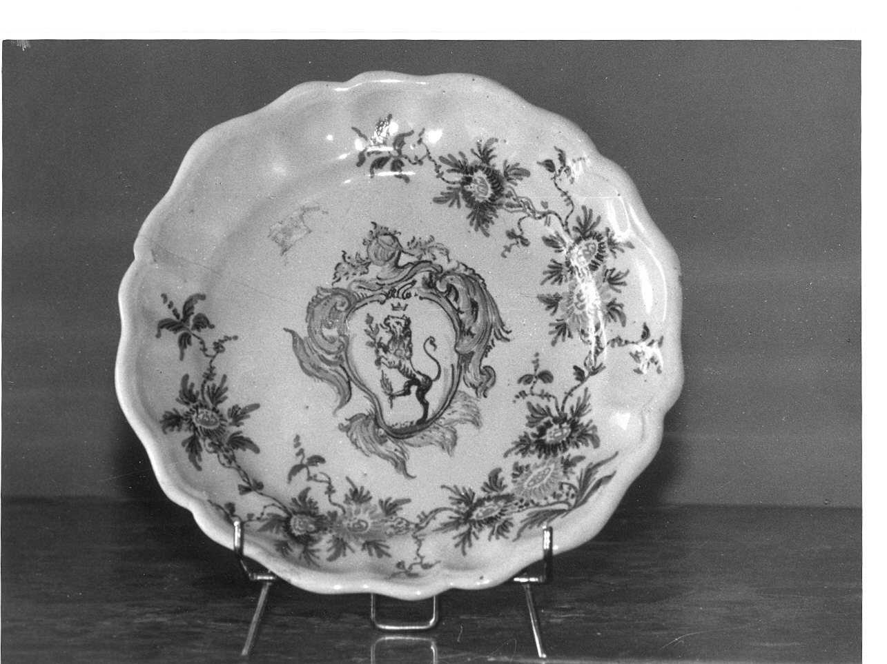motivi decorativi floreali/ stemma con cimiero (piatto, coppia) - manifattura di Pesaro (seconda metà sec. XVIII)