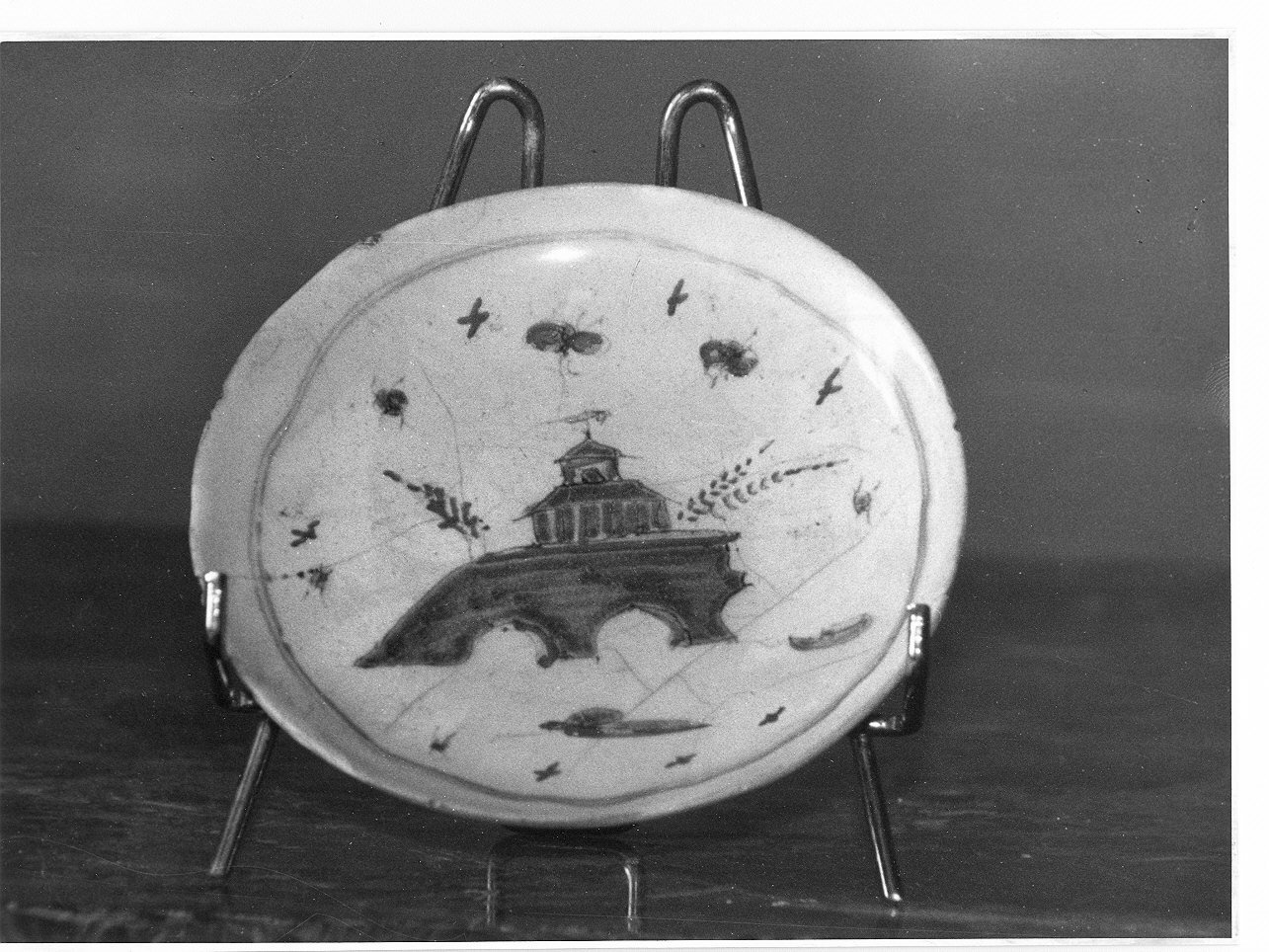 motivi decorativi architettonici (piattino, opera isolata) - manifattura ligure (seconda metà sec. XVIII)