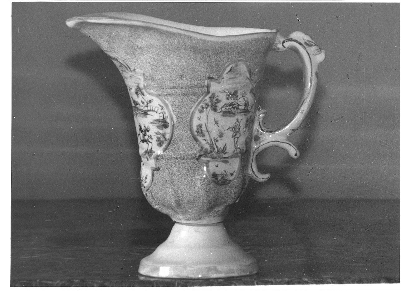 paesaggio con figure (brocca, opera isolata) - manifattura ligure (seconda metà sec. XVIII)