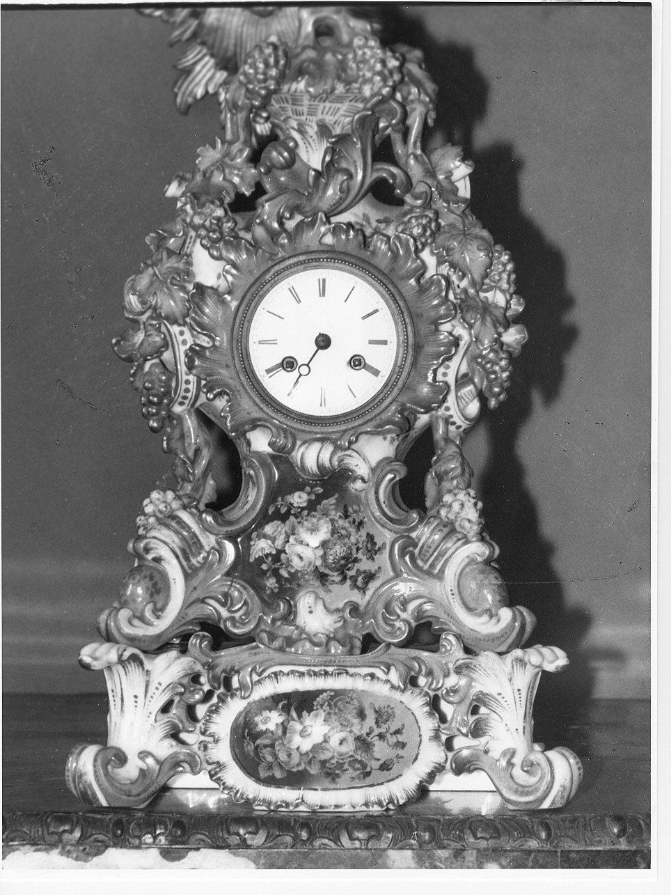 motivi decorativi vegetali (orologio - da mensola, opera isolata) - manifattura francese (sec. XIX)