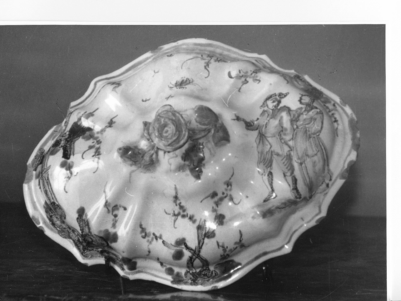 paesaggio con figure (coperchio di zuppiera, opera isolata) - manifattura ligure (sec. XVIII)