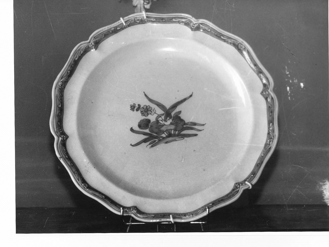 motivi decorativi vegetali (piatto, opera isolata) - manifattura italiana (fine/inizio secc. XVIII/ XIX)