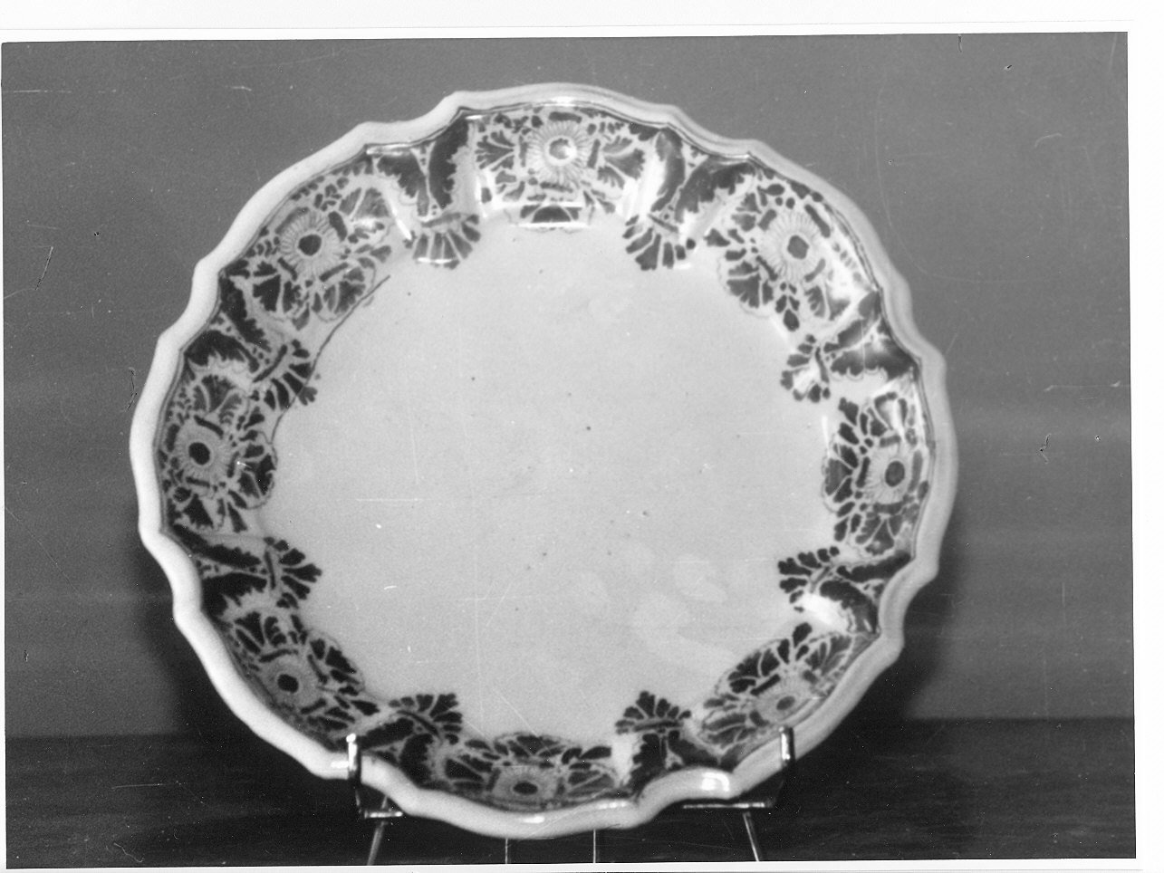 motivi decorativi vegetali stilizzati (piatto, opera isolata) - manifattura di Lodi (sec. XVIII)