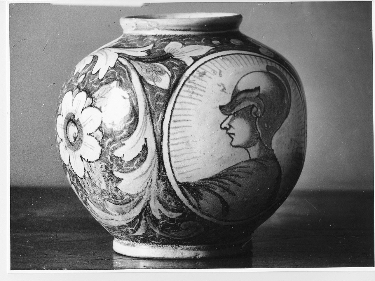 motivi decorativi vegetali con profili di guerrieri (vaso, opera isolata) - manifattura di Caltagirone (sec. XVII)
