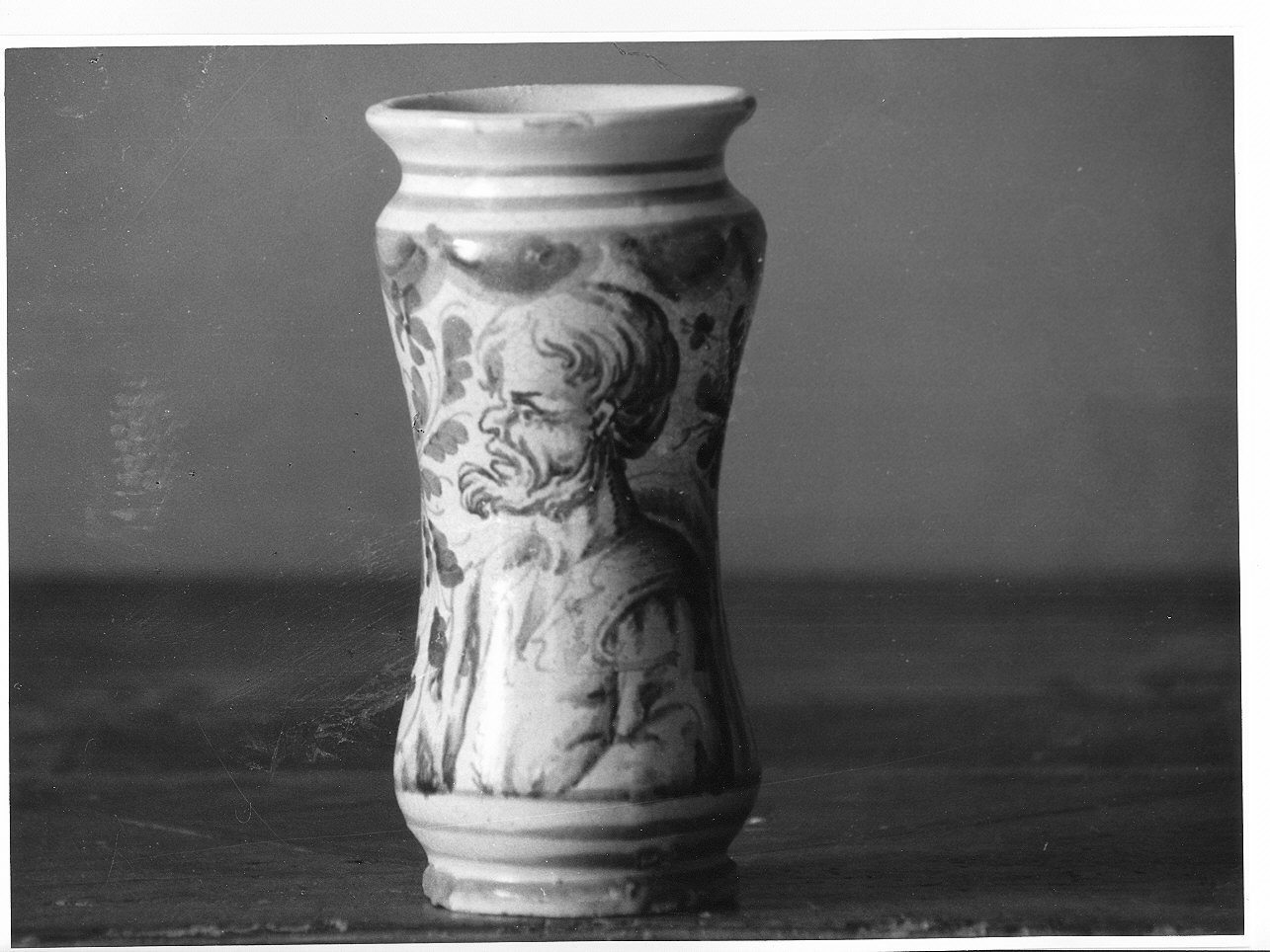 motivi decorativi vegetali con profili maschili (alberello, coppia) - manifattura campana (seconda metà sec. XVII)