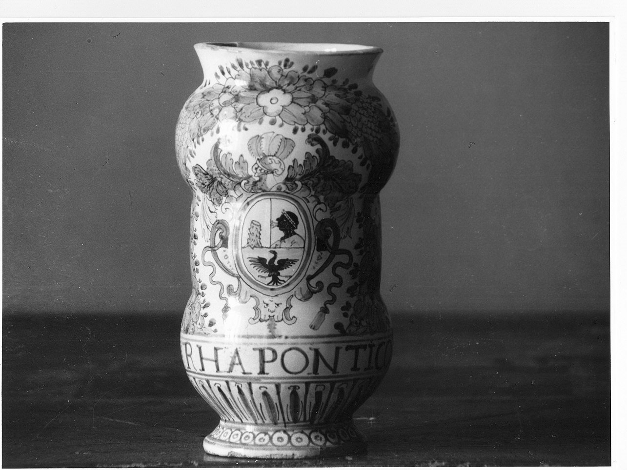 motivi decorativi floreali/ stemma con cimiero (alberello, coppia) - manifattura Italia meridionale (seconda metà sec. XVII)