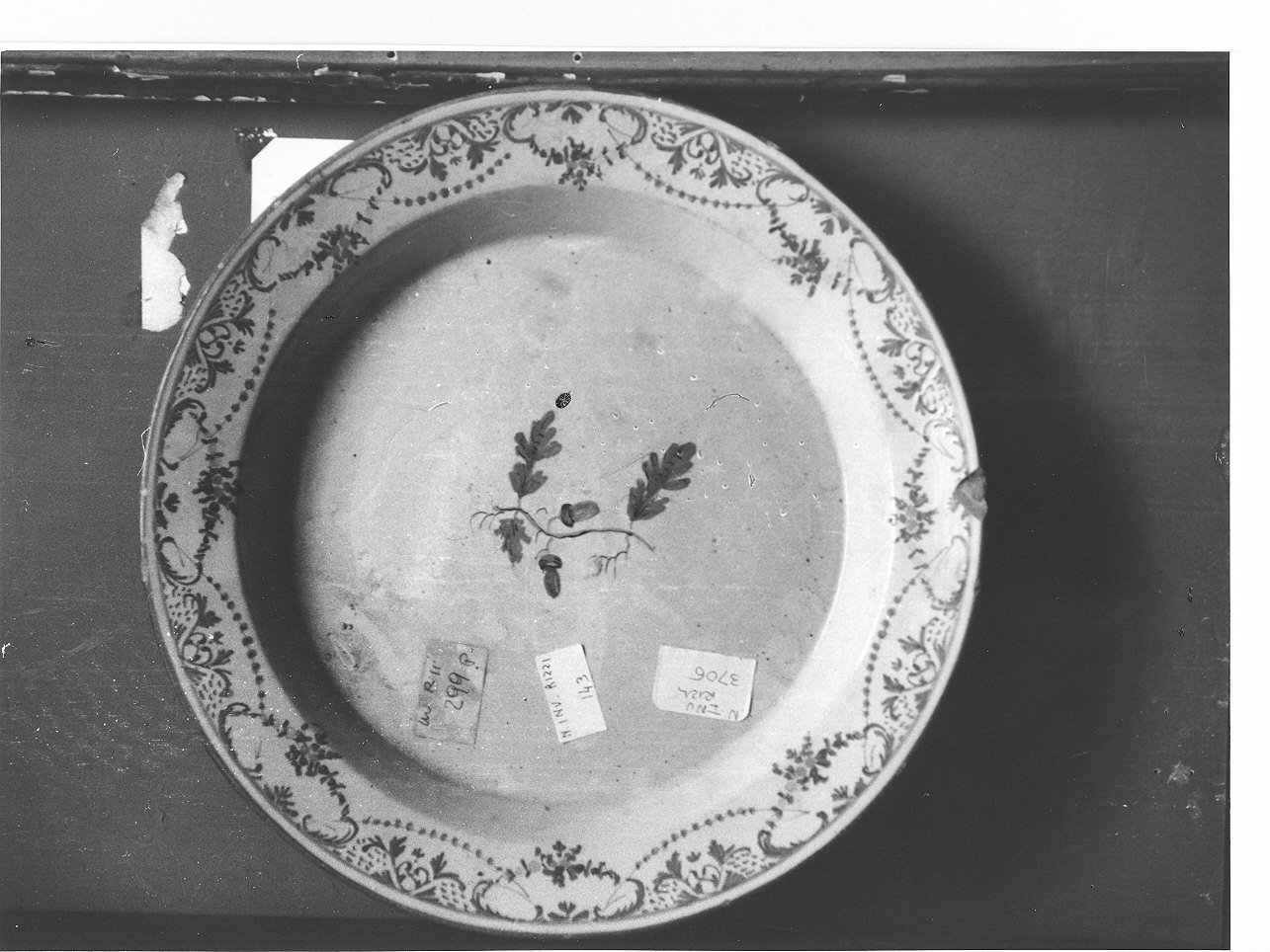 motivi decorativi vegetali (piatto, opera isolata) - manifattura italiana (prima metà sec. XIX)