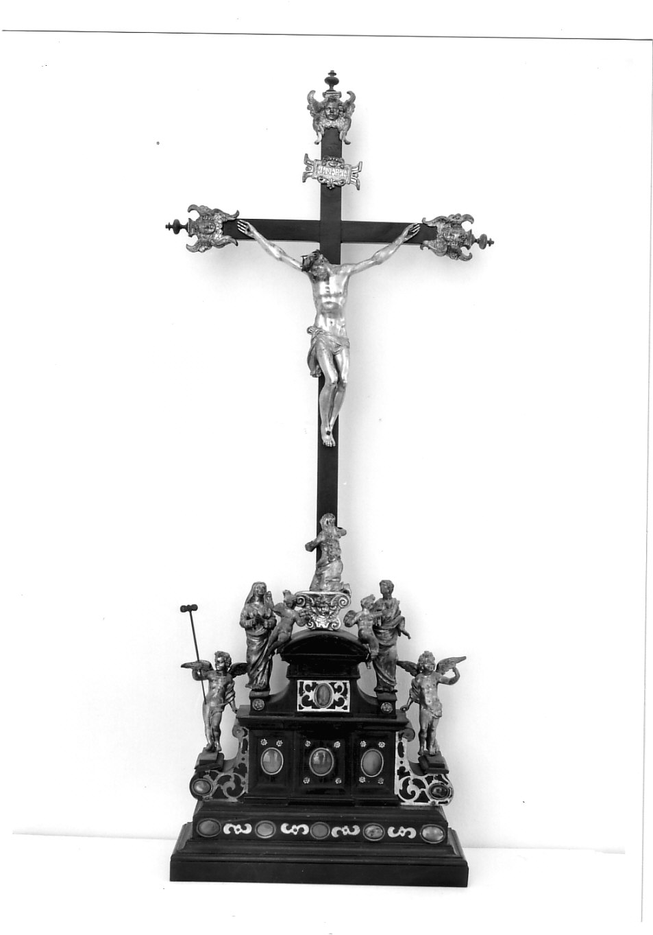 crocifissione di Cristo con la Madonna, Santa Maria Maddalena, San Giovanni Evangelista e angeli (crocifisso, opera isolata) - produzione fiorentina (sec. XVII)