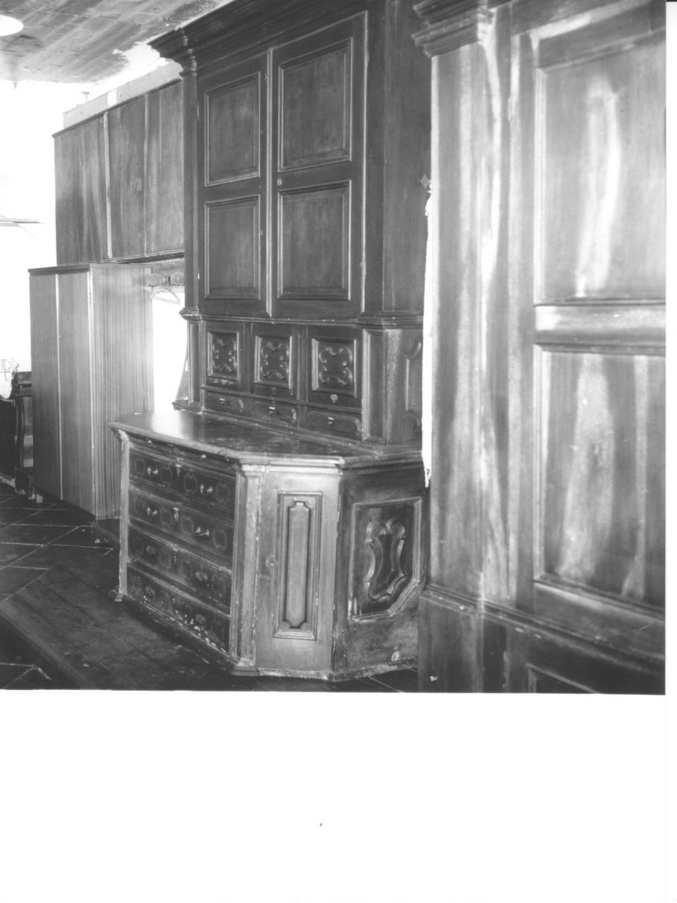 credenza a due corpi, opera isolata - bottega ligure (seconda metà sec. XVIII, sec. XIX)