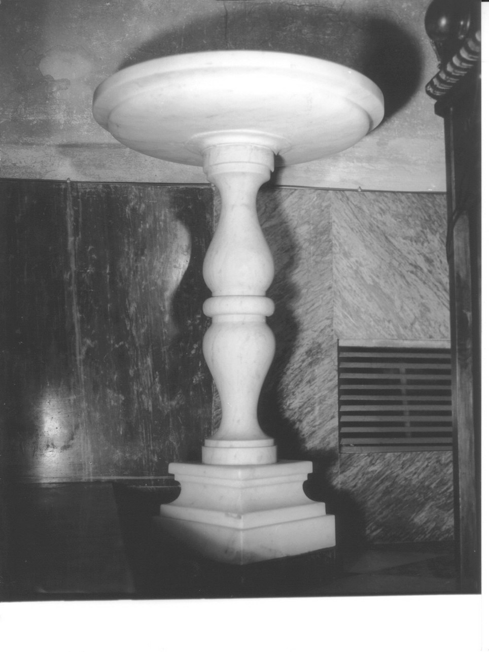 Cristo redentore benedicente (acquasantiera - a fusto, opera isolata) - bottega genovese (fine/inizio secc. XIX/ XX)