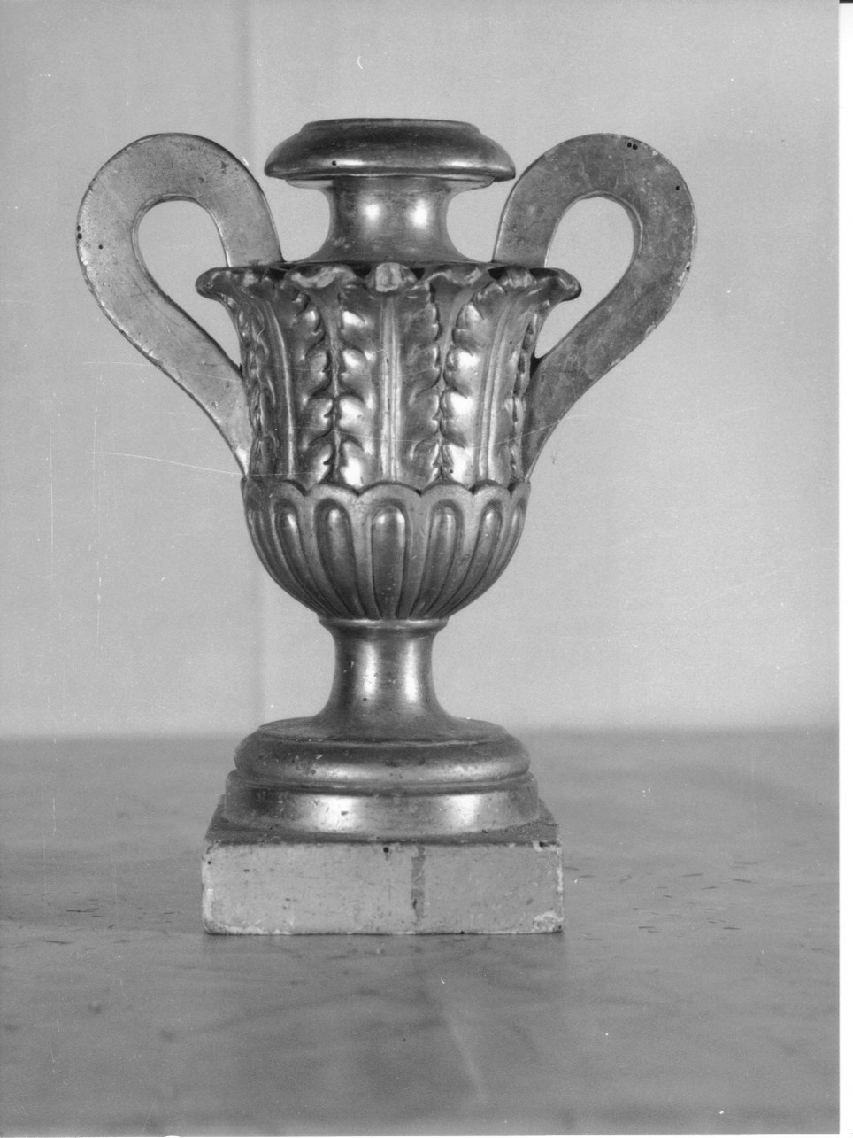 vaso d'altare per composizione floreale, serie - bottega ligure (seconda metà sec. XIX)