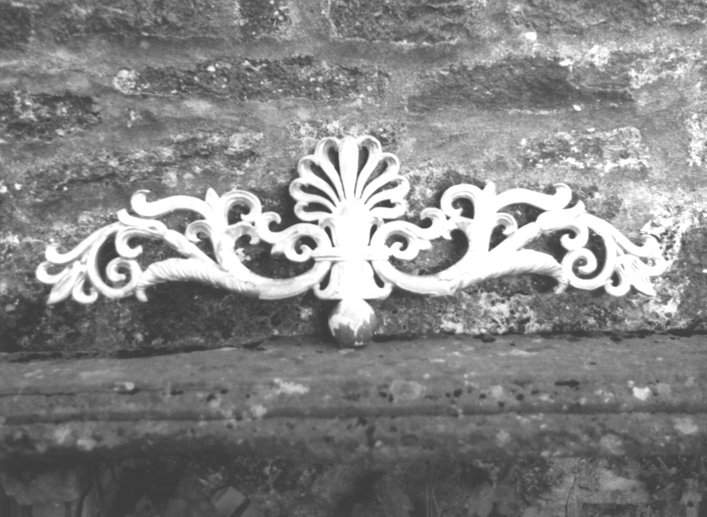 motivi decorativi a girali vegetali (cimasa, opera isolata) - bottega genovese (sec. XIX)