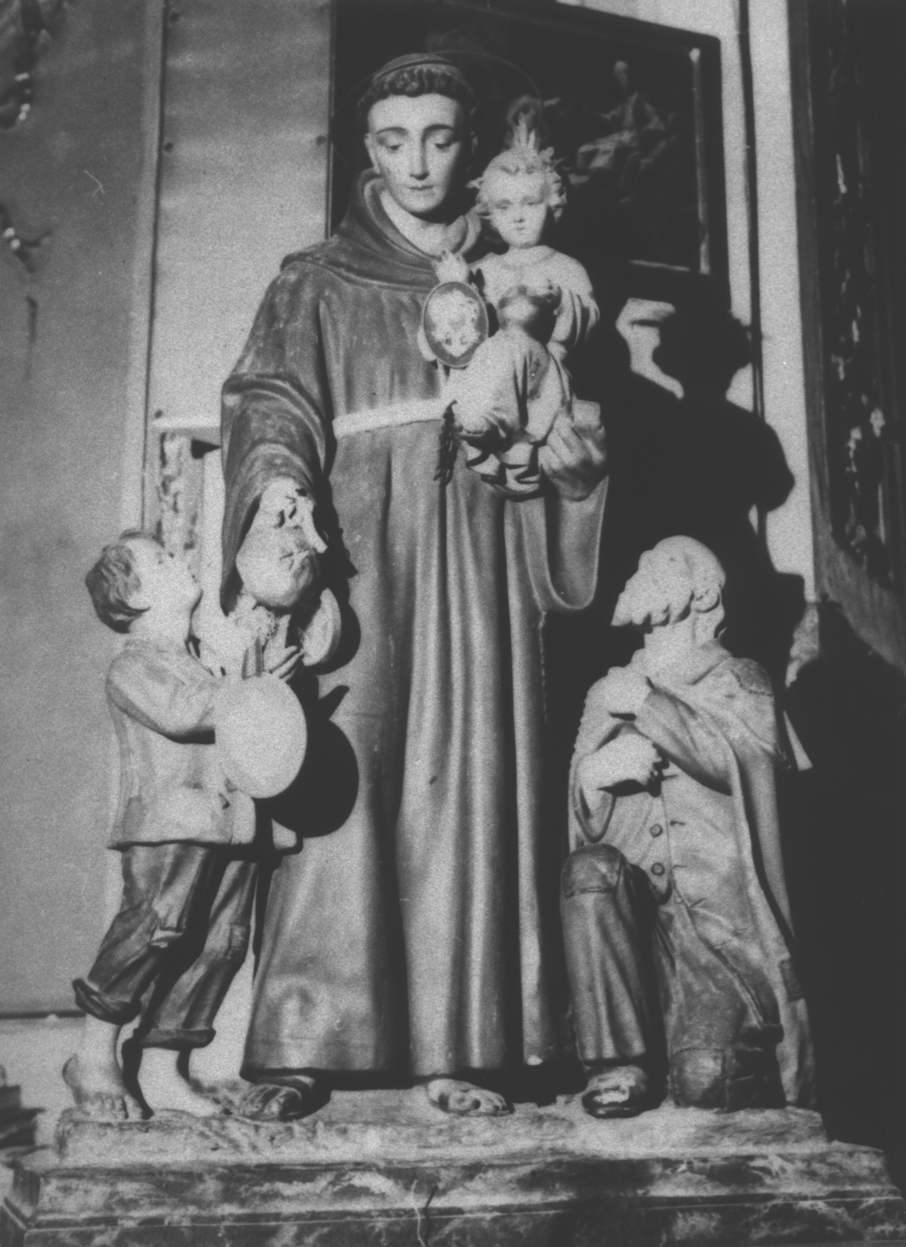 Sant'Antonio da Padova con il Bambino, un fanciullo e un mendicante (gruppo scultoreo, insieme) - bottega italiana (sec. XX)