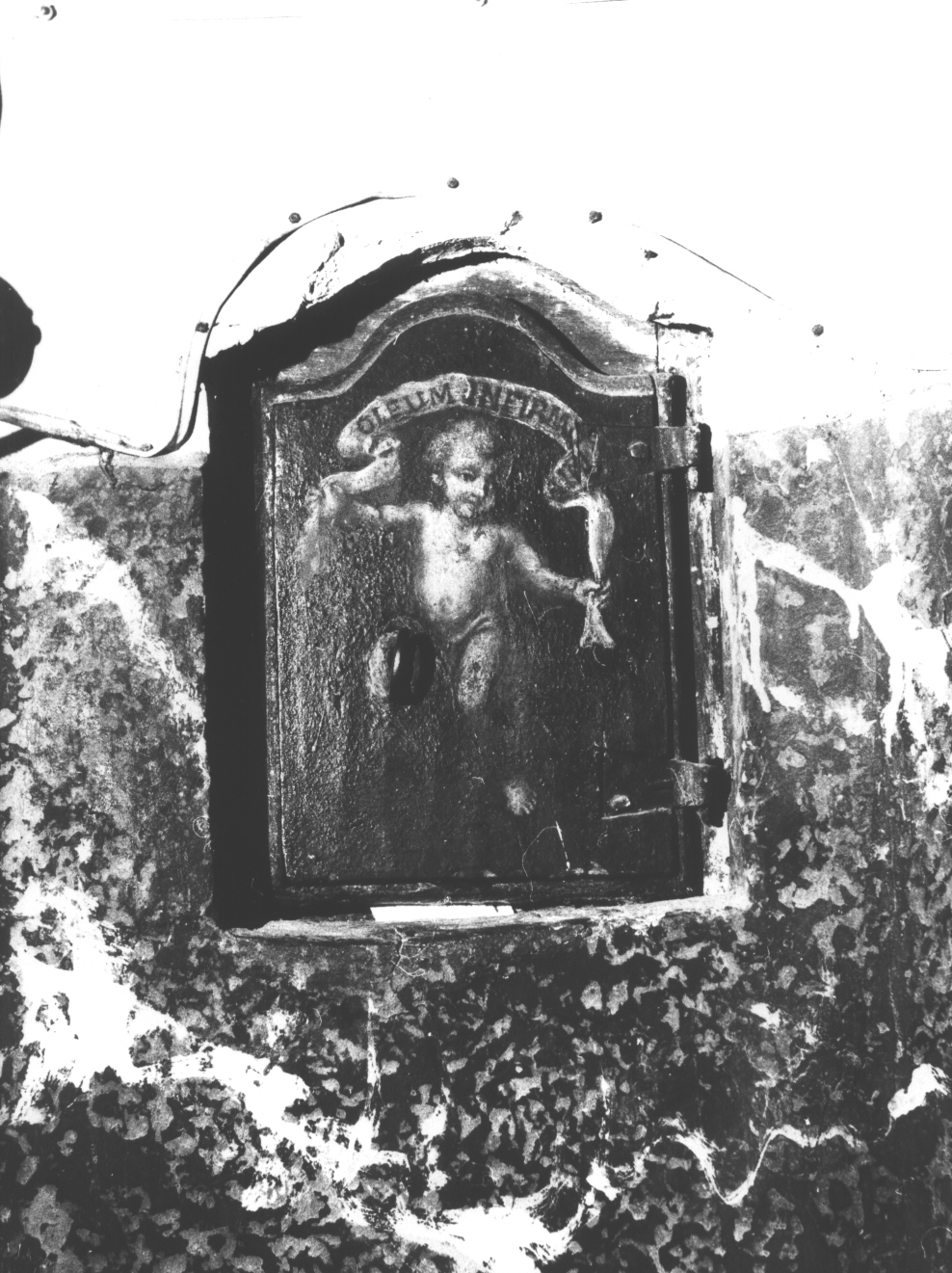 putto reggicartiglio (anta di armadietto per oli santi, opera isolata) di Rossi Pietro (attribuito) (inizio sec. XX)