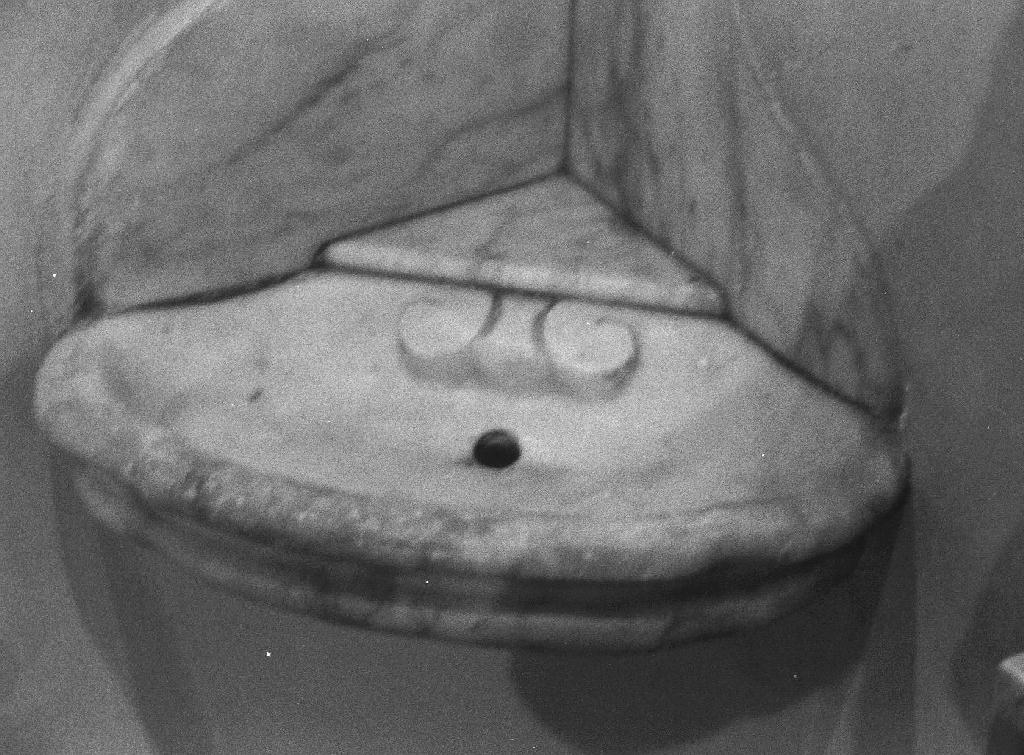 acquasantiera da parete, opera isolata - bottega ligure (sec. XIX)