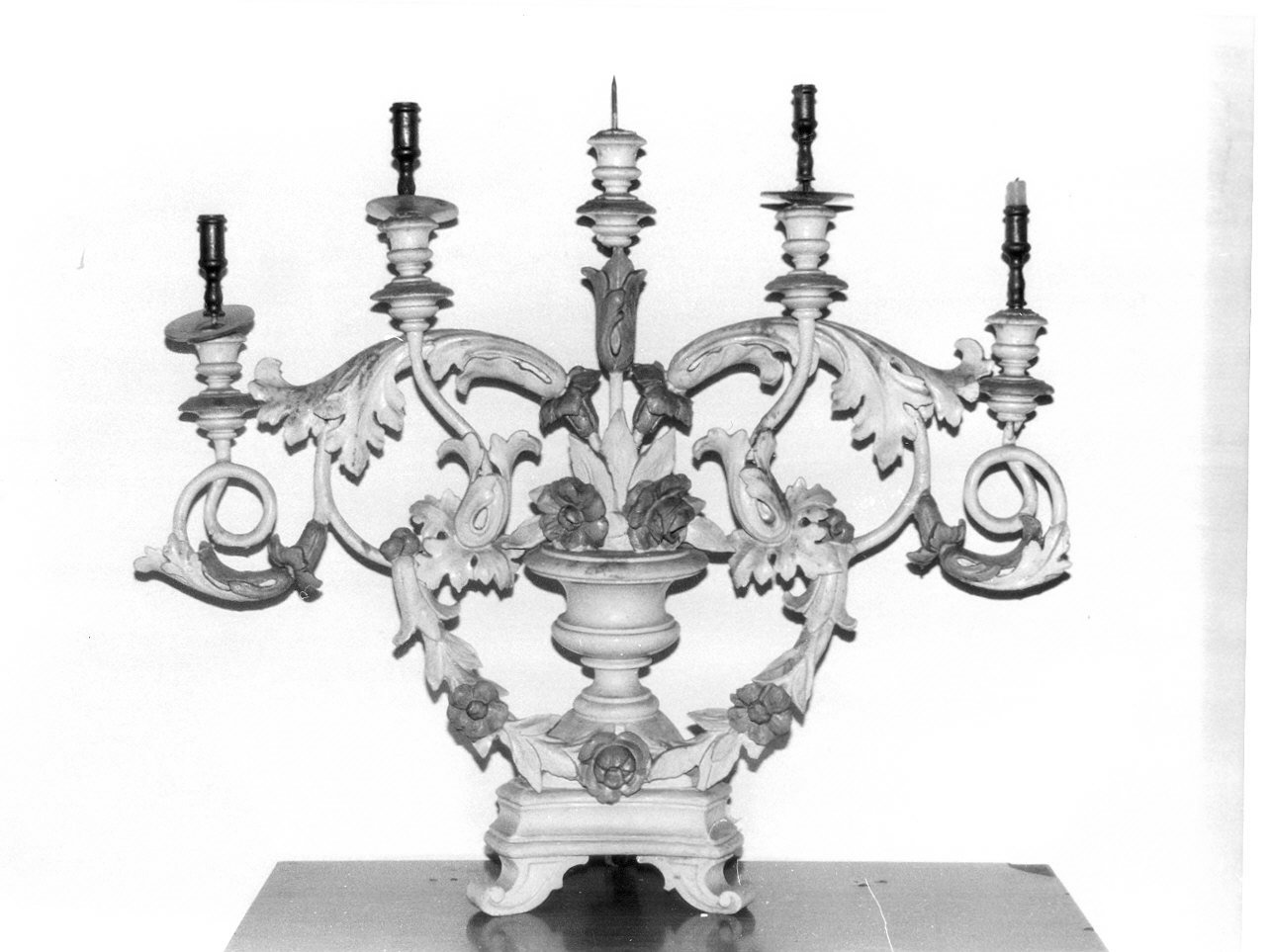 MOTIVI DECORATIVI FLOREALI (candeliere, opera isolata) - PRODUZIONE LIGURE (seconda metà sec. XVIII)