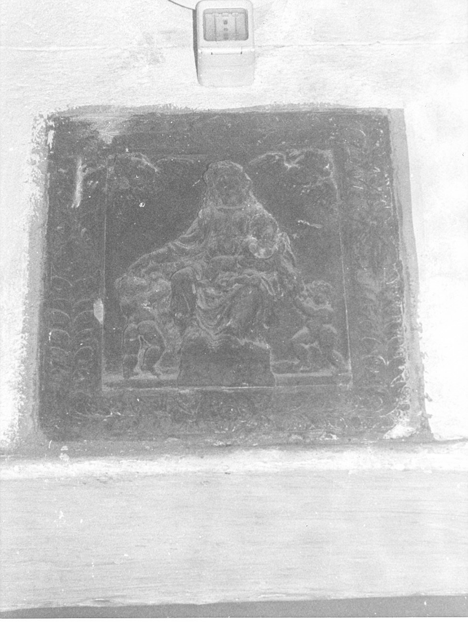 Madonna in trono con Bambino (rilievo, opera isolata) - PRODUZIONE LIGURE (seconda metà sec. XVI)