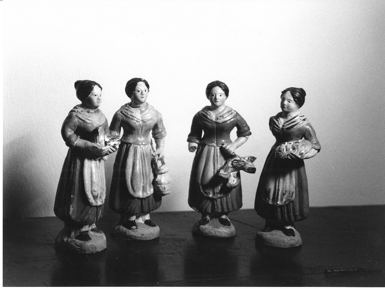 figura femminile (statuetta di presepio, serie) - PRODUZIONE LIGURE (secc. XIX/ XX)