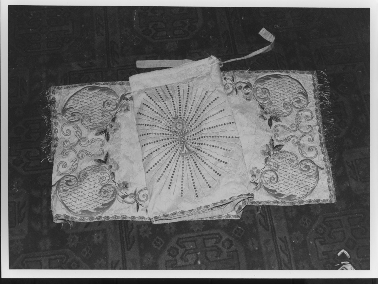 motivi decorativi floreali (velo omerale, opera isolata) - manifattura ligure (prima metà sec. XIX)