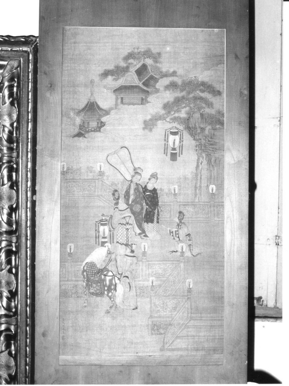 scena di corte su una terrazza con lanterne (pannello, elemento d'insieme) di Bao Fu Chou Ying (fine/ inizio secc. XVIII/ XIX)