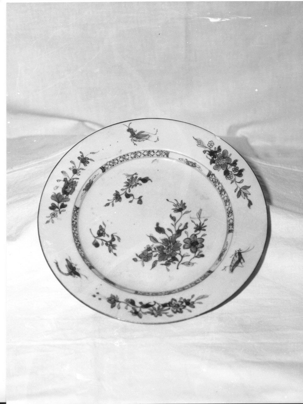 motivi decorativi floreali (piatto, opera isolata) - bottega cinese (prima metà sec. XVIII)