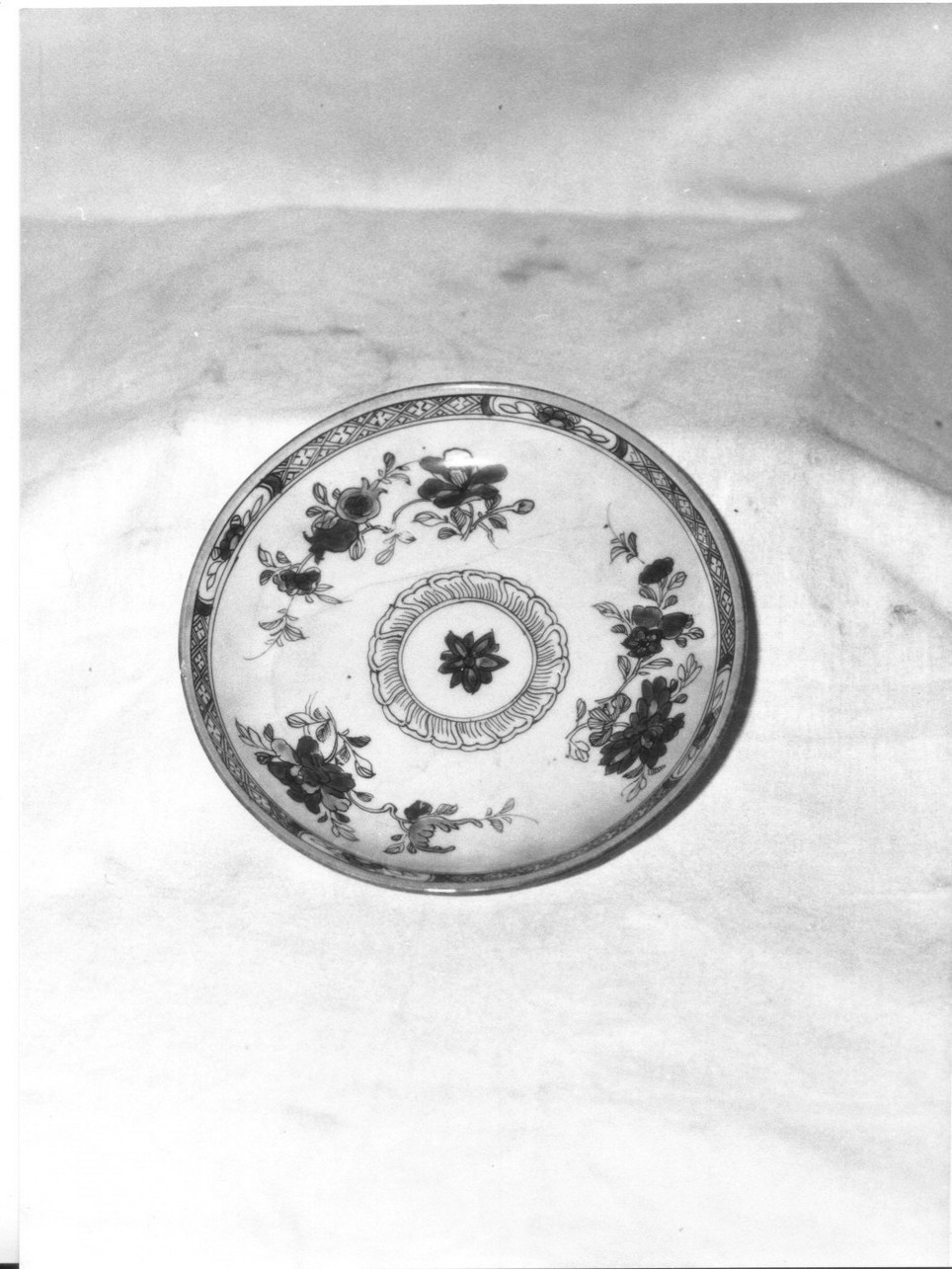motivi decorativi floreali (piattino, opera isolata) - bottega cinese (?) (prima metà sec. XVIII)
