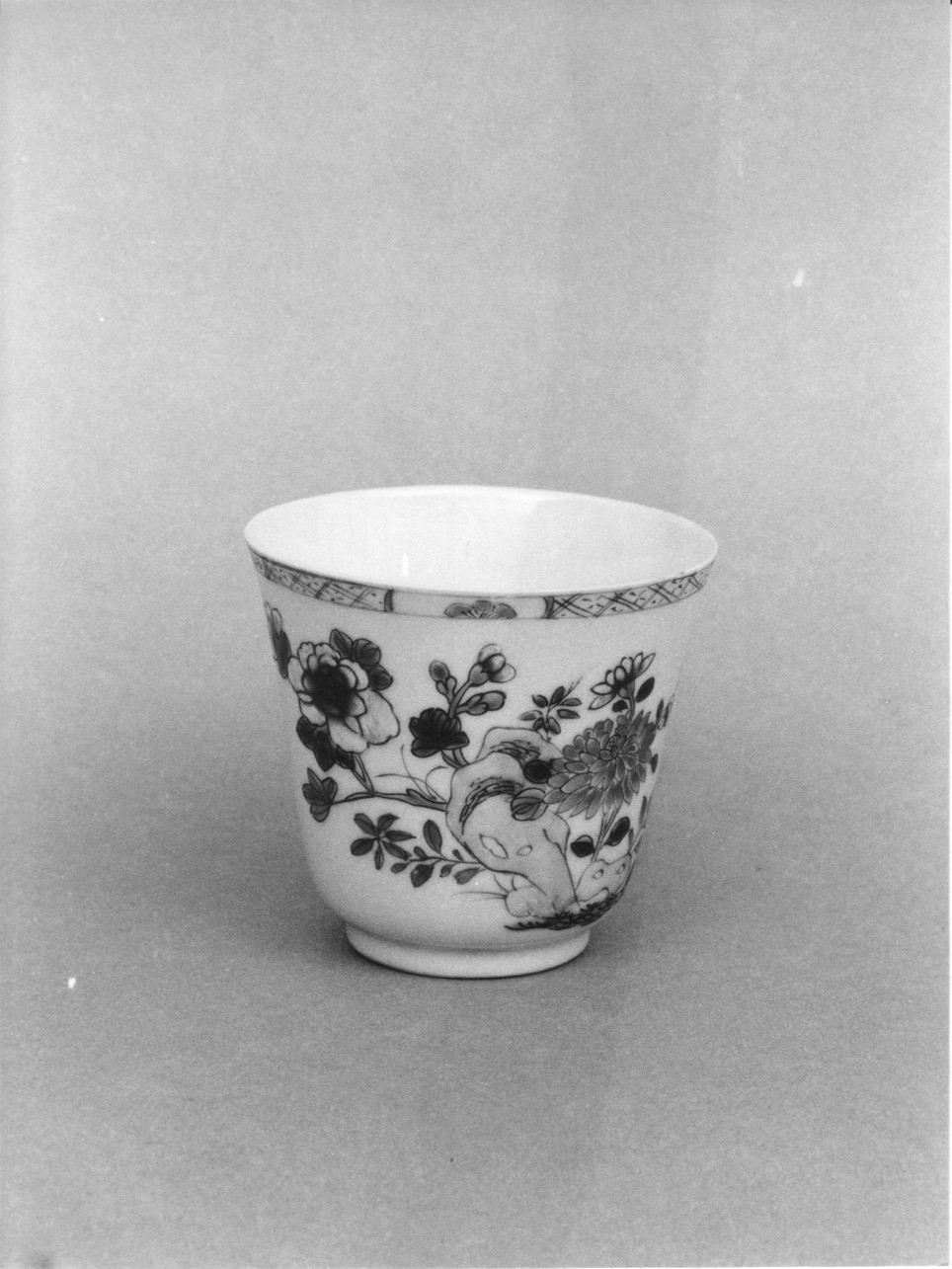 motivi decorativi floreali (tazza, opera isolata) - bottega cinese (secc. XVIII/ XIX)