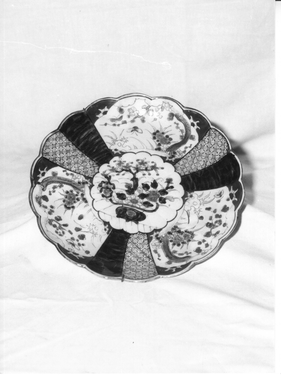 motivi decorativi floreali (piatto, opera isolata) - bottega giapponese (sec. XVIII)