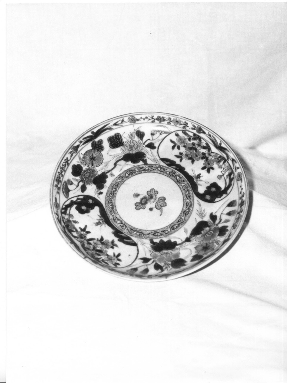 motivi decorativi floreali (piatto, opera isolata) - bottega giapponese (secc. XVII/ XVIII)