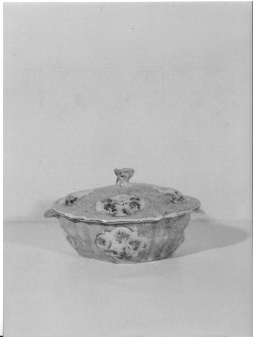 motivi decorativi (zuppiera, opera isolata) - bottega savonese (sec. XVIII)