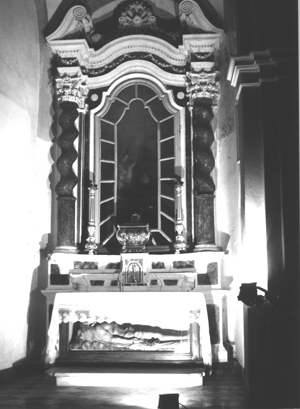 motivi decorativi a volute/ motivi decorativi a foglie d'acanto (altare, opera isolata) - bottega italiana (sec. XVIII)