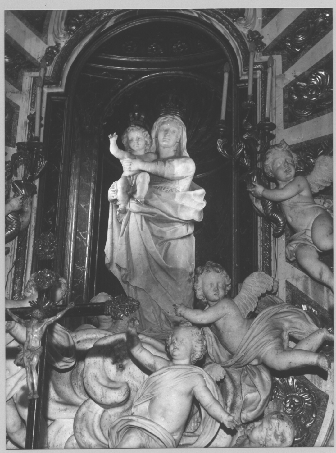 Madonna con Bambino (gruppo scultoreo, insieme) di Orsolino Tommaso (sec. XVII)