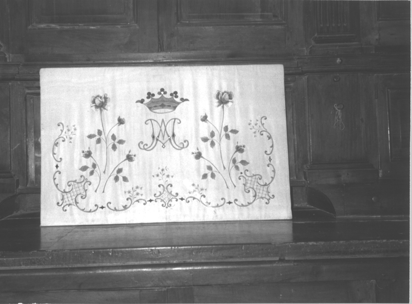 motivi decorativi floreali/ motivi decorativi a volute/ monogramma mariano (paliotto, opera isolata) - manifattura ligure (seconda metà sec. XIX)