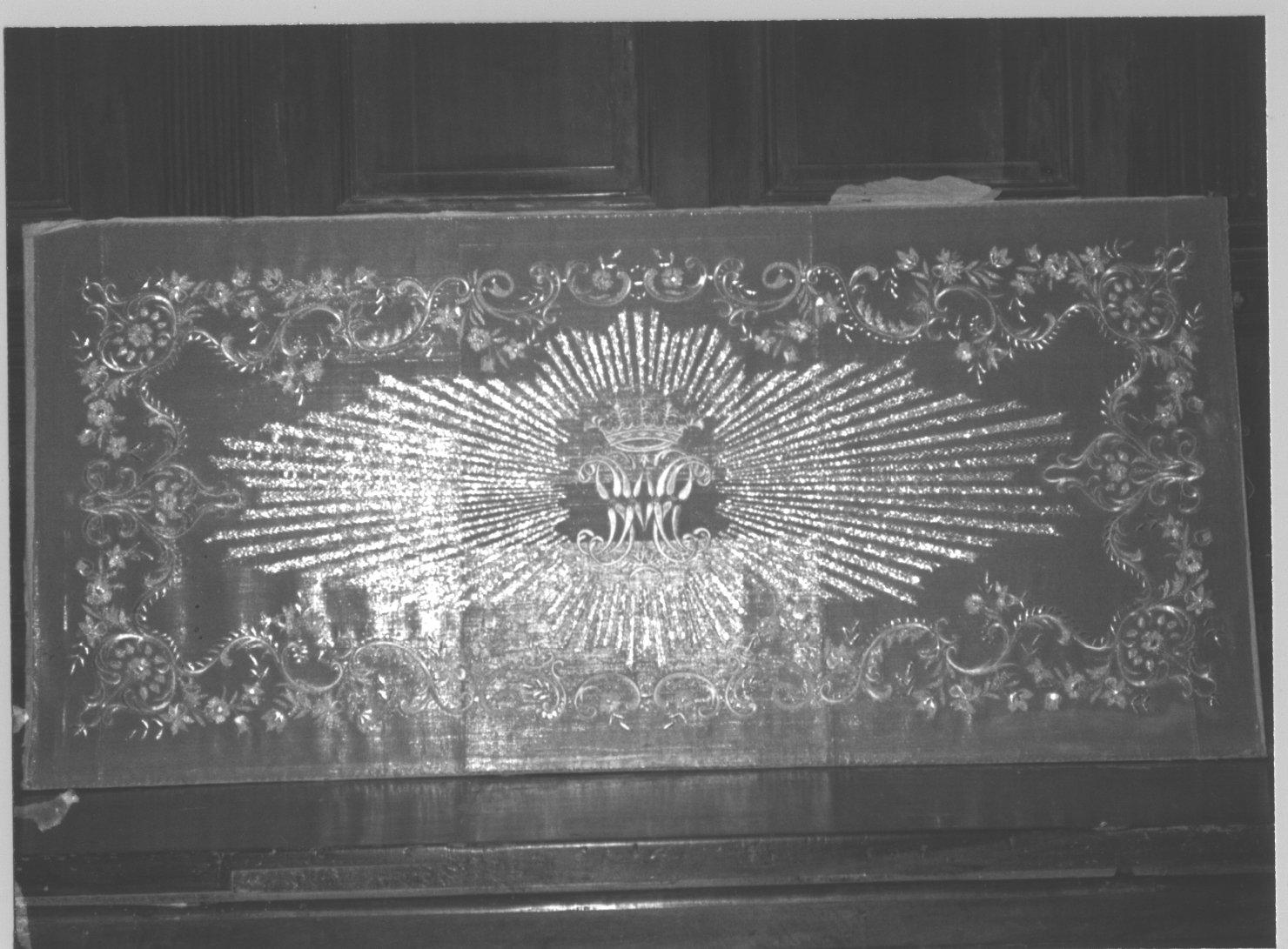 motivi decorativi vegetali/ motivi decorativi a volute/ monogramma mariano (paliotto, opera isolata) - manifattura ligure (seconda metà sec. XIX)