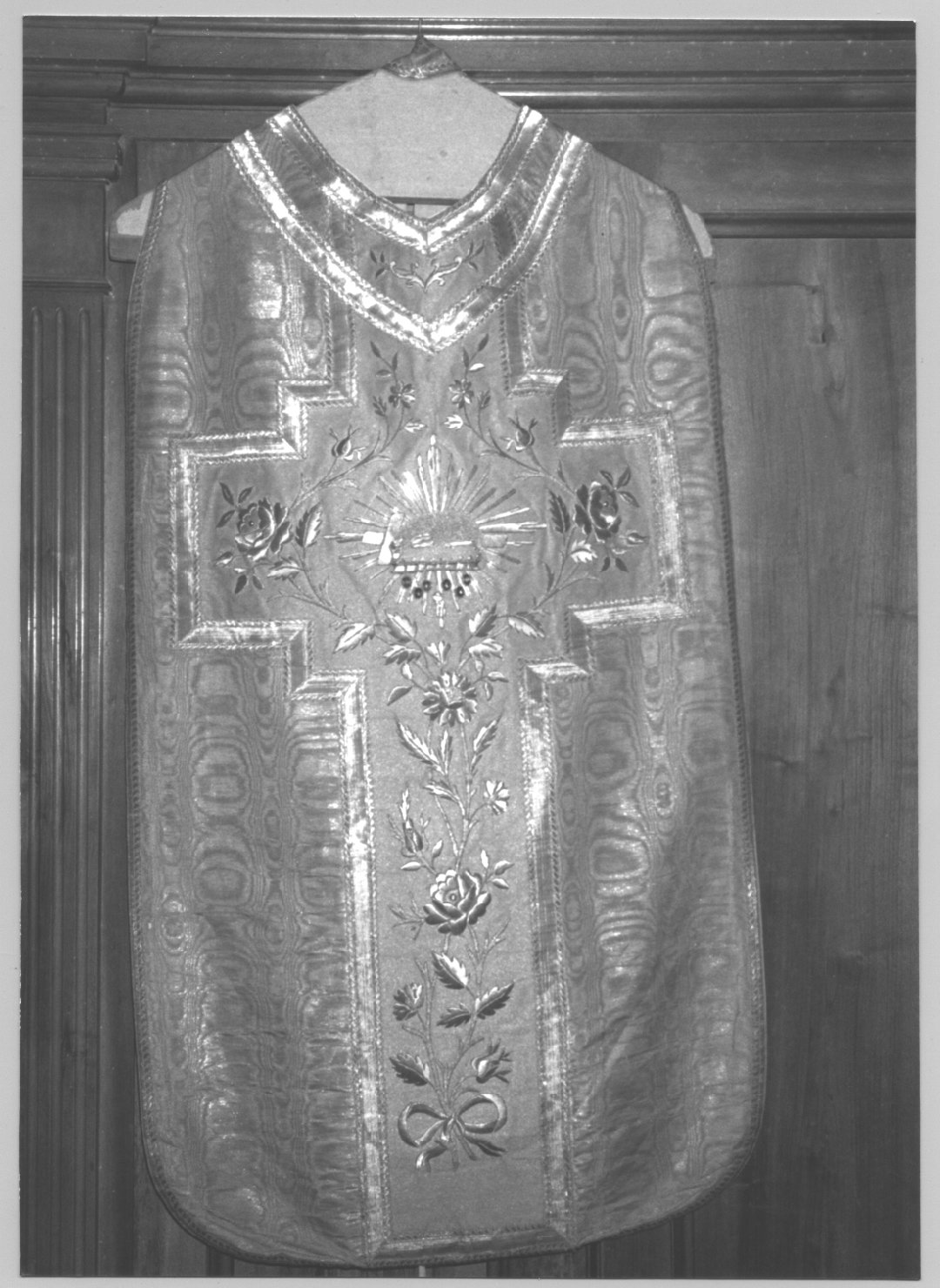 motivi decorativi vegetali/ motivi decorativi floreali/ Agnus Dei (pianeta, elemento d'insieme) - manifattura ligure (fine/inizio secc. XIX/ XX)