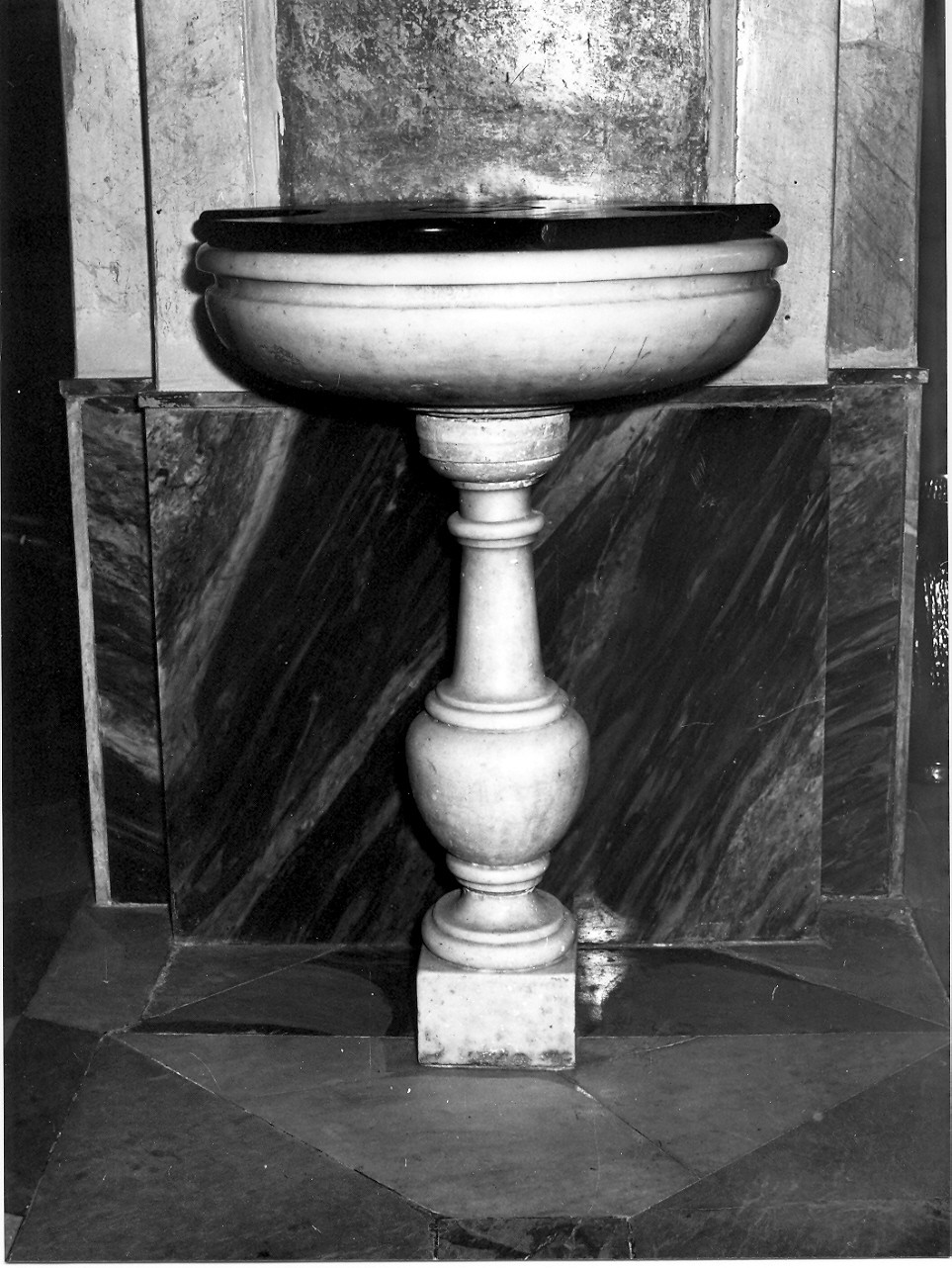 acquasantiera - a fusto, opera isolata - bottega ligure (sec. XVIII)