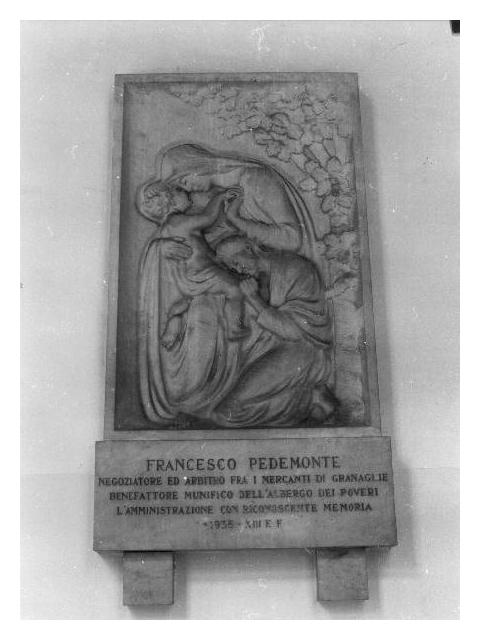 SACRA FAMIGLIA (lapide, opera isolata) di Traverso Giovanni Battista (sec. XX)