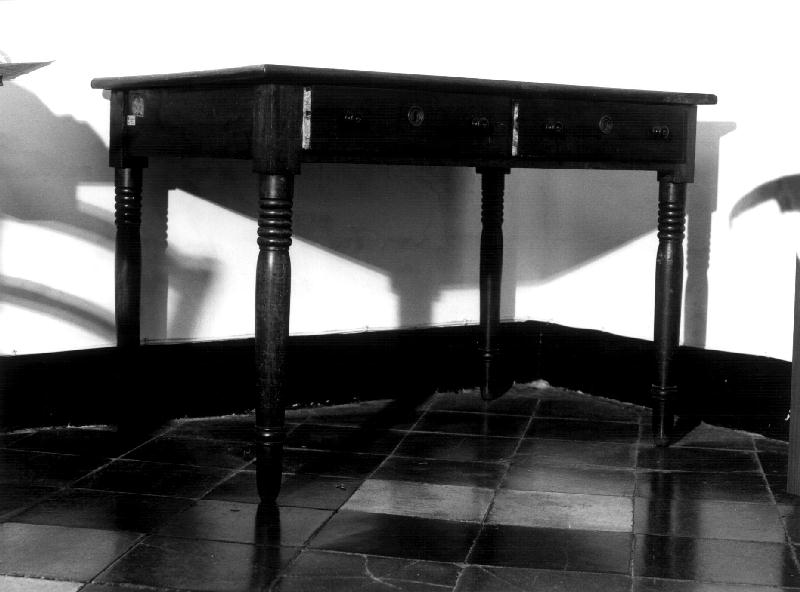 tavolino, opera isolata - bottega ligure (metà sec. XIX)
