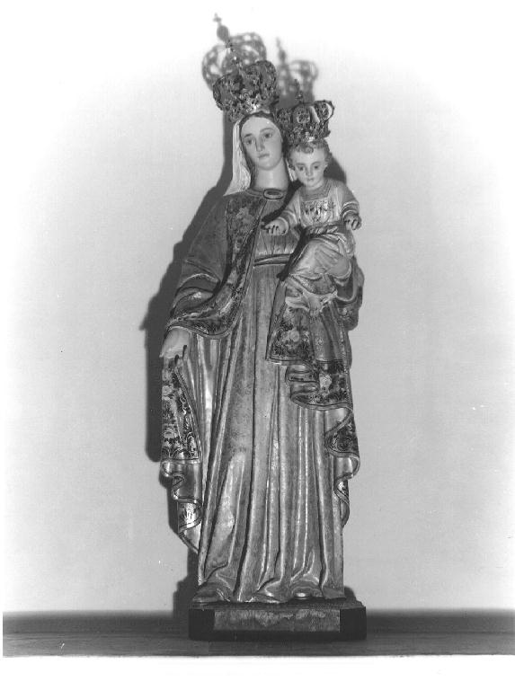 Madonna con Bambino (statua, opera isolata) - bottega Italia settentrionale (secc. XIX/ XX)
