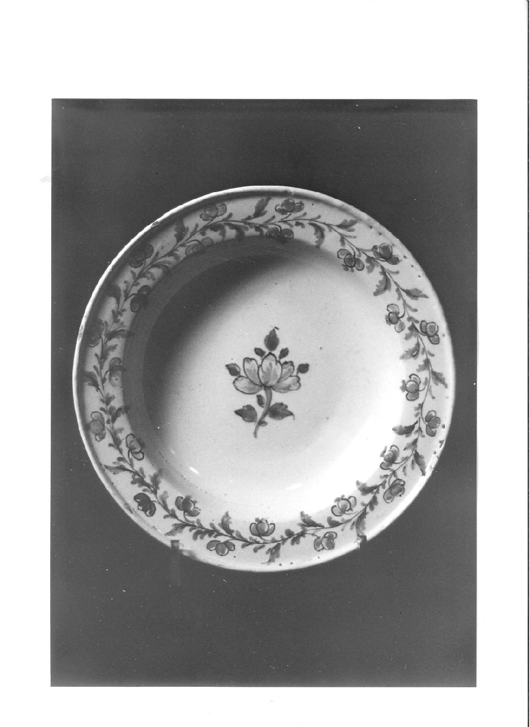 piatto fondo, opera isolata di Manifattura Sceaux (bottega) (fine sec. XVIII)